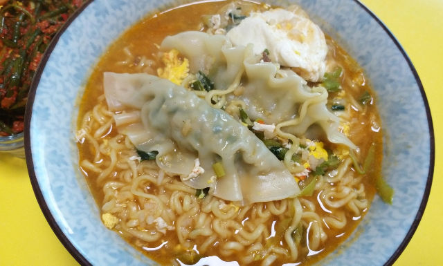  [20201217]진라면 순한맛에 다진마늘 듬뿍파송송 계란탁!! +비비고 교자만두를 넣어 양을 늘리고 파김치랑 먹으면 크으~