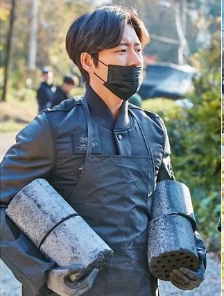 "상견례 날 식당에서 친정엄마"가 밥 먹는 걸 보고 시어머니는 더럽게 밥 먹냐며 한소리 하셨고 위축된 엄마를 보자,눈물을 참을 수가 없었습니다.