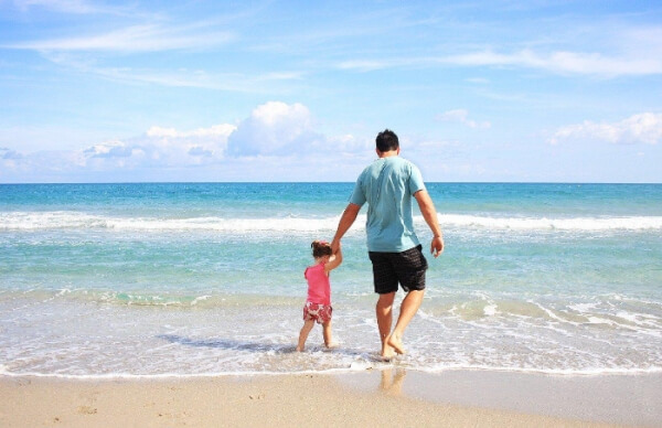 아이와 아뻐가 해변을 산책하는 이미지