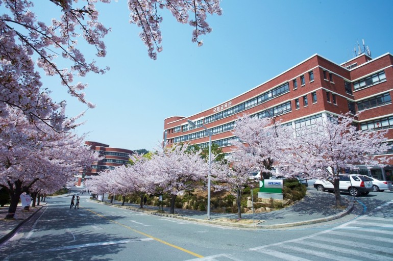  <신라대학교의 우수성 발견> 지식과 성장의 여정!