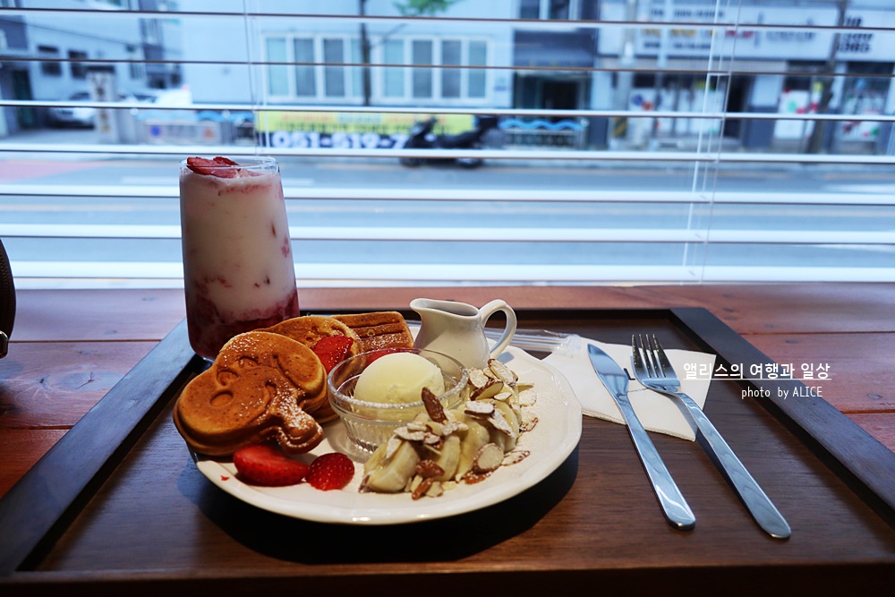 부산 광안 카페&#44; 스누피 핫 케이크에 딸기라테 - 유럽 가정집 같이 따뜻한 분위기&#44; 브런치 맛있는 카페
