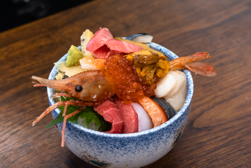 삿포르 오타루에서 먹었던 해산물 덮밥 입니다.