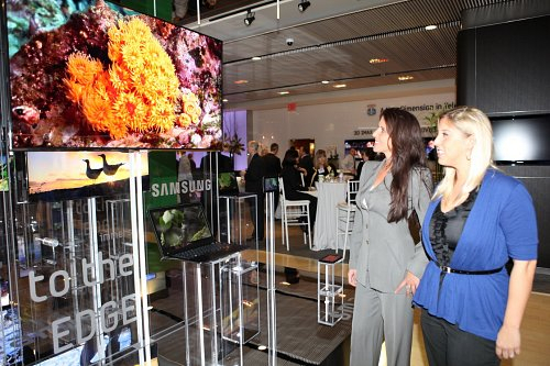 삼성전자의 미국 뉴욕 맨해튼 3D 스마트 TV 신제품 출시행사에서 방문객들이 제품을 감상하고 있다.