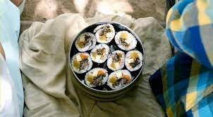 "새엄마가 싸오신 김밥 도시락"을 새엄마가 보는 앞에서 계곡물에 쏟아버렸다! 성인이 되어 새엄마가 건넨 편지에 참았던 눈물을 펑펑 흘리고 말았습니다.