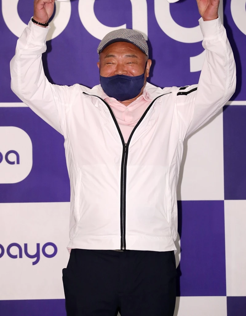  대한민국 16강 진출기념으로 김흥국, 삭발 퍼포먼스 감행