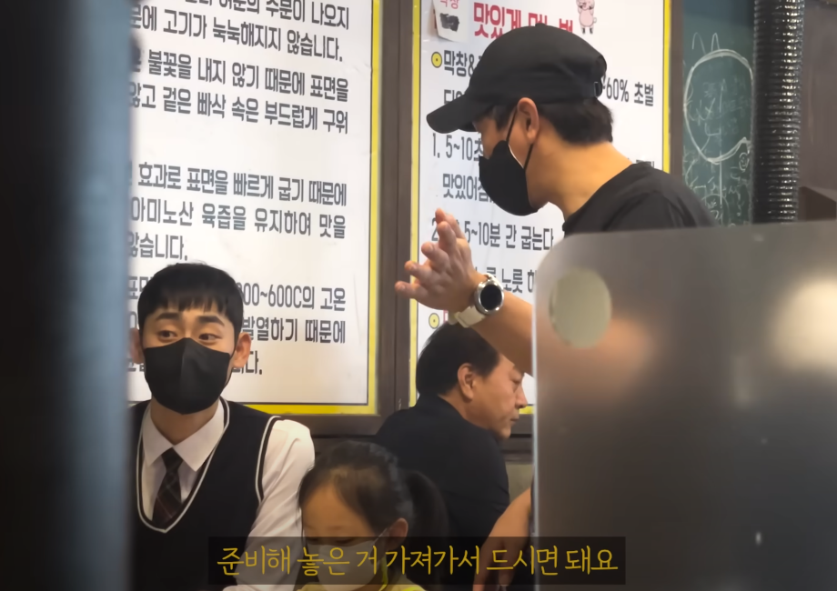 "동생만 먹이려고 하는데 1인분만 주시면 안될까요…? 배고픈 남매가 식당에 찾아가 1인분만 주문하자 가게 주인의 뜻밖에 '행동'에 모두가 눈시울을 붉혔습니다