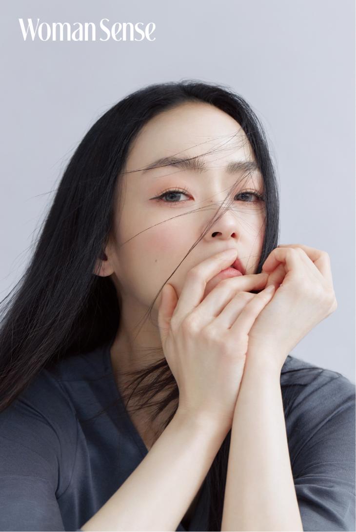  김윤아 화보, 우먼센스 12월호 커버 장식