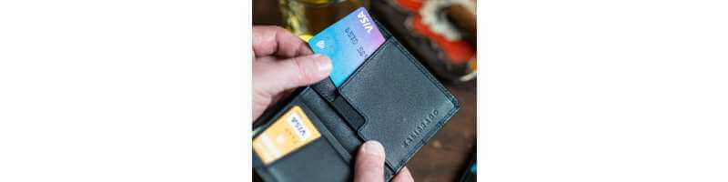 신용카드-지갑에서-꺼내는-모습