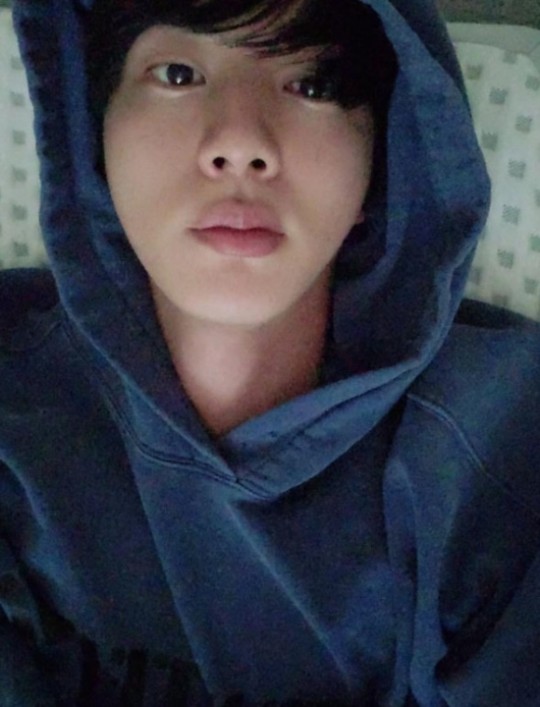  방탄소년단 진, 하루 종일 쉬어도 잘생김은 쉬지 않아
