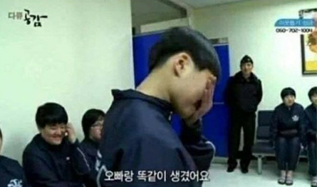  여군이 머리 깎고 우는 이유.jpg