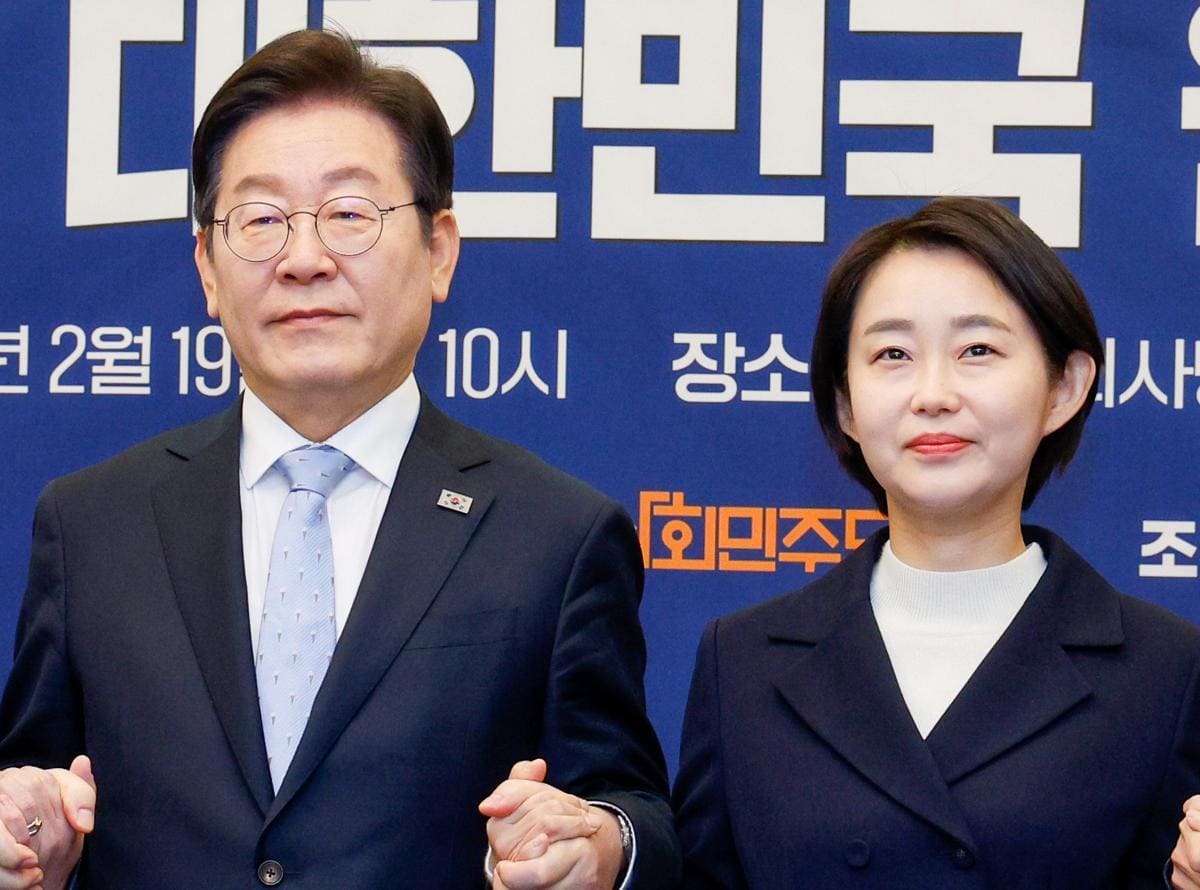 이재명 후보와 김재연 후보가 손을 맞잡고 있다. 