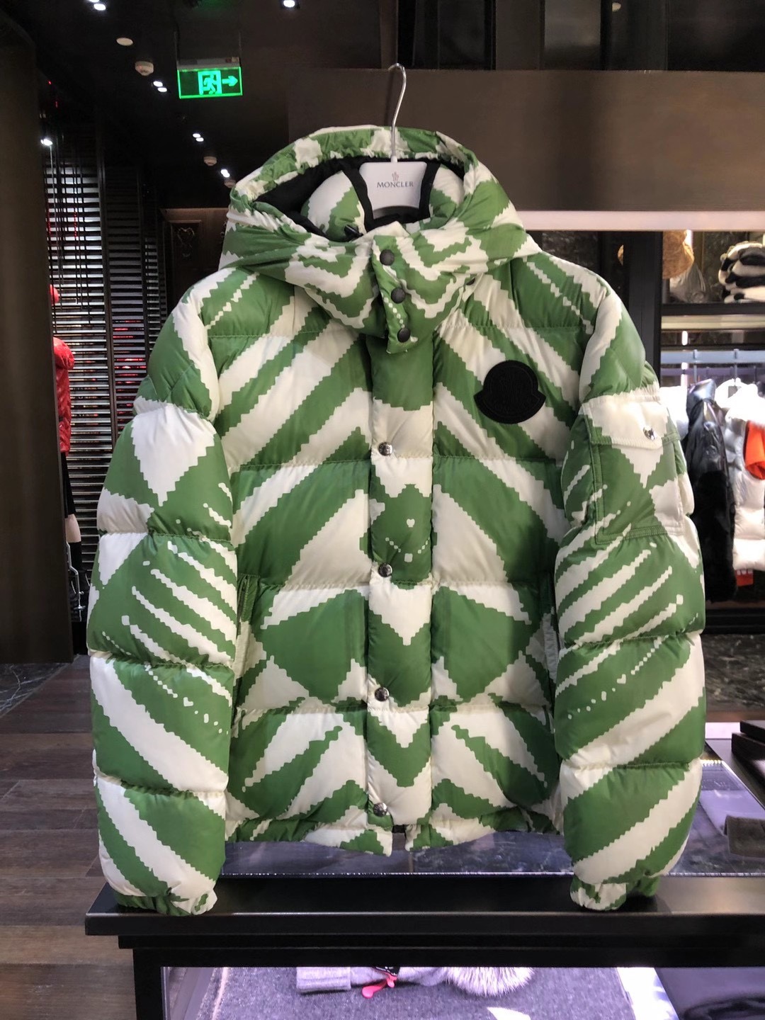  [MONCLER] 몽클레어 콜리마 KOLYMA 리버시블 다운 패딩 자켓 0921A5287053A1M835