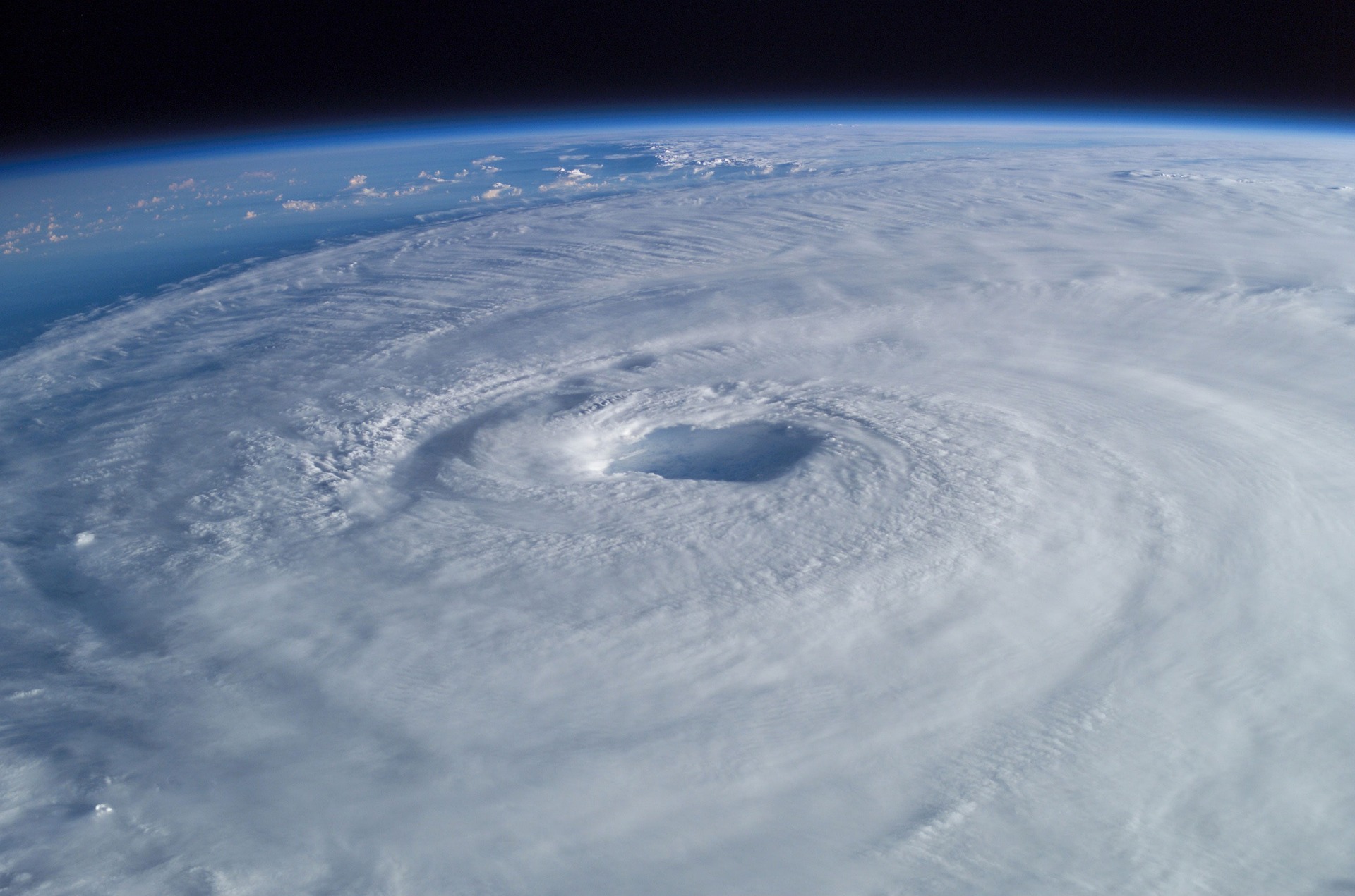 우주에서 본 태풍의 모습 사진입니다.