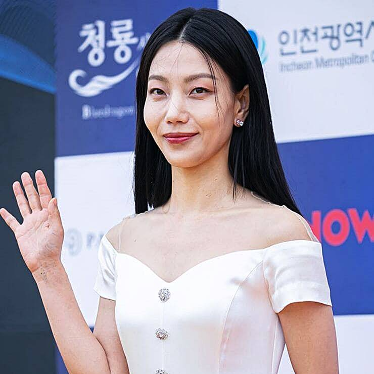 포토존에서 팬들에게 포즈를 취하며 사진을 찍는 장면