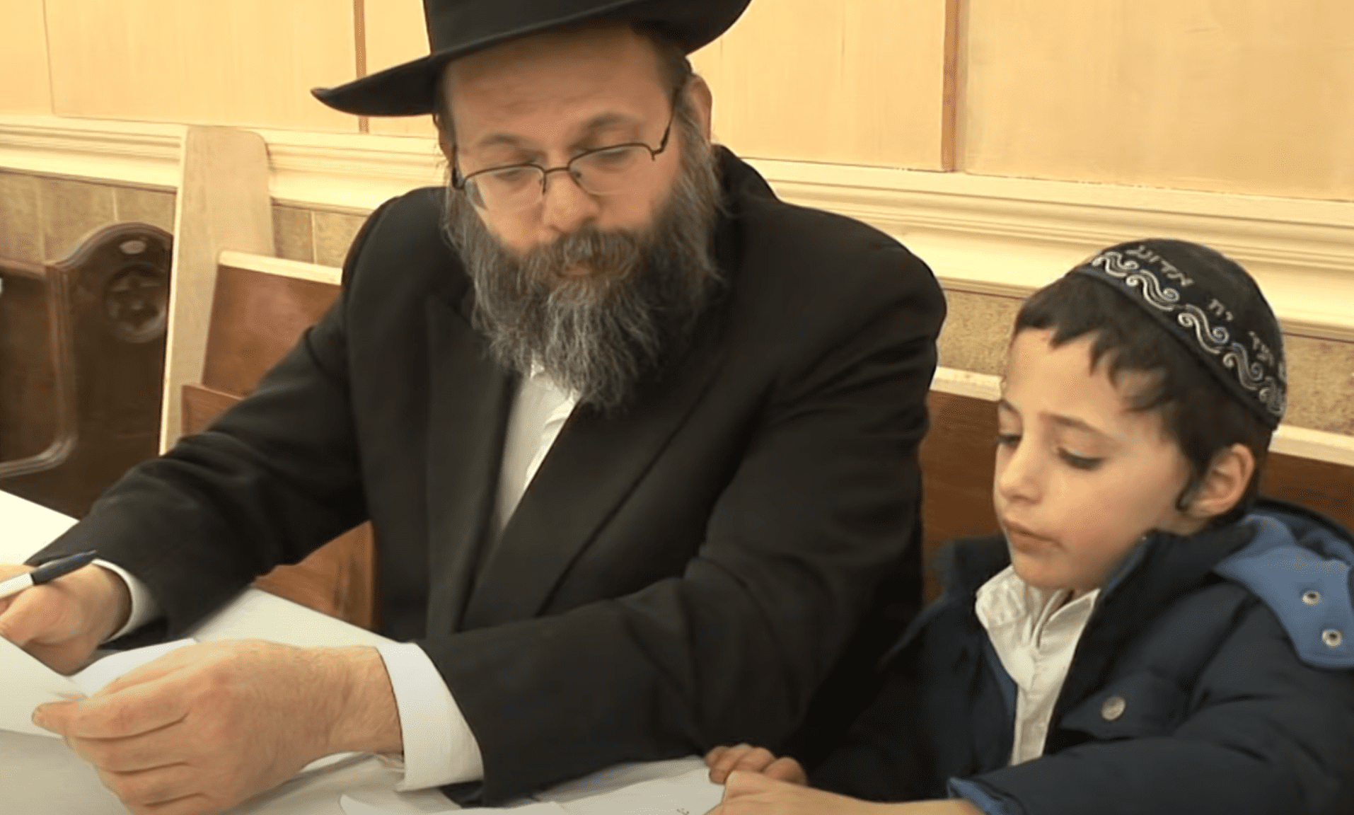 유대인 부모와 자녀가 대화하는 모습