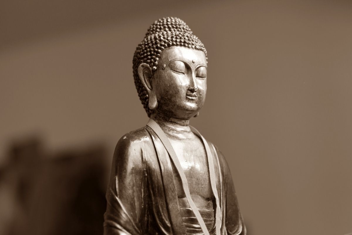 갈색바탕의 부처님 조각상