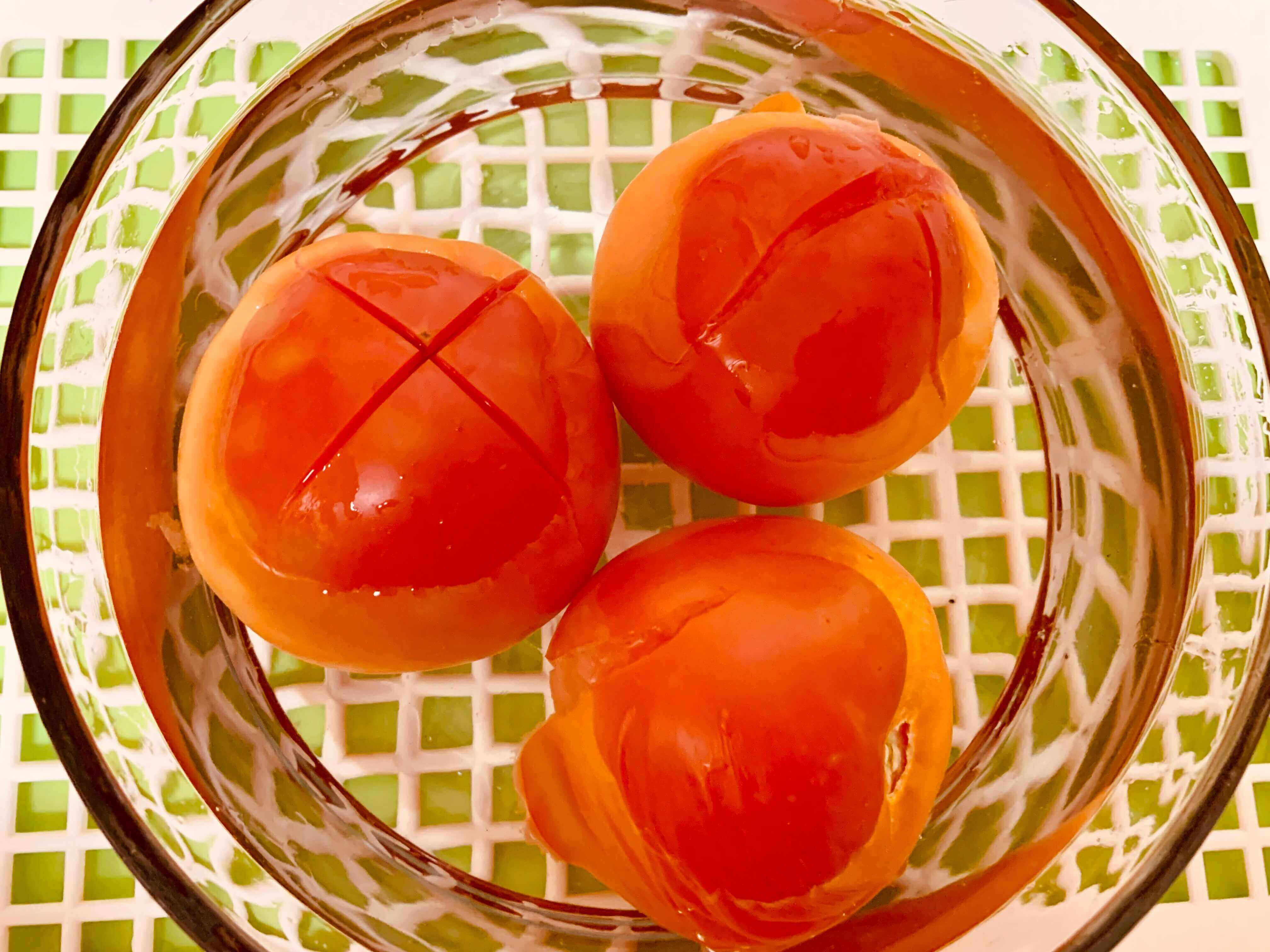 투명한-물그릇-안에-빨간-토마토-3개가-담긴-모습