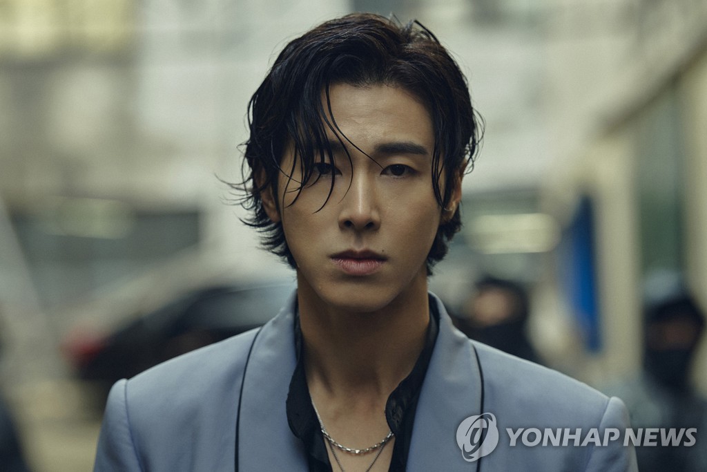  유노윤호, 밤 10시 후 강남 식당 머물다 경찰 입건