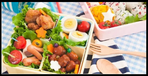 파란색 체크 무늬 돗자리 위에 맛있어 보이는 나들이 도시락 그림
