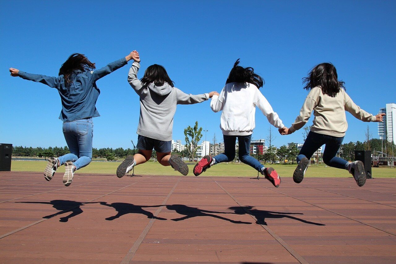 학생들 점프 사진
