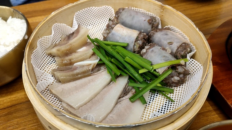  찜기에 나오는 순대와 수육, 신원동 '정남옥'