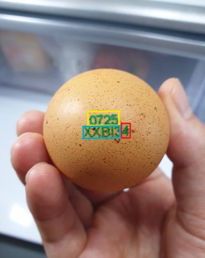 계란 표면에 숫자와 영어가 적힌 사진