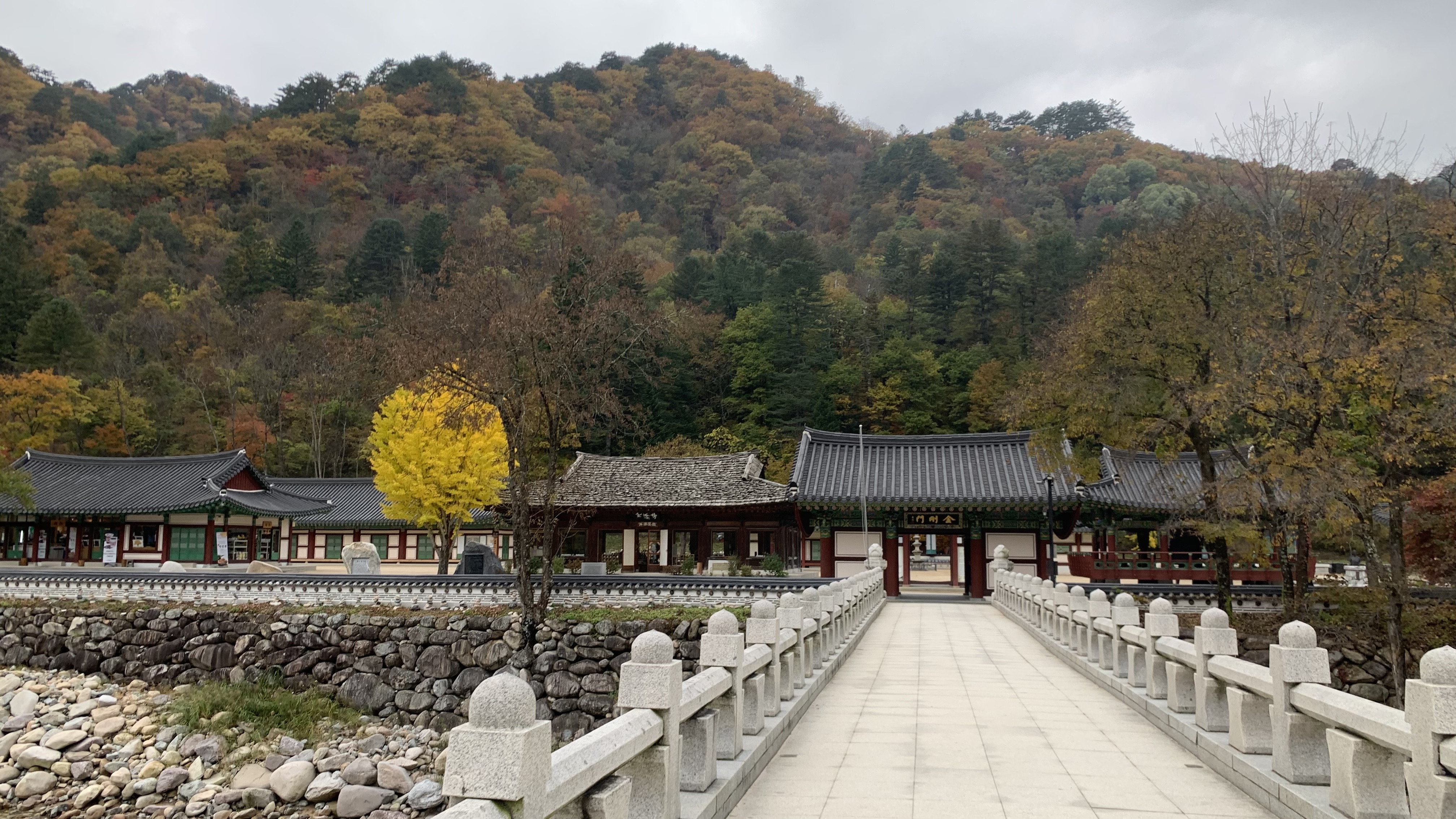 설악산에 유명한 큰 사찰인 백담사 가는길