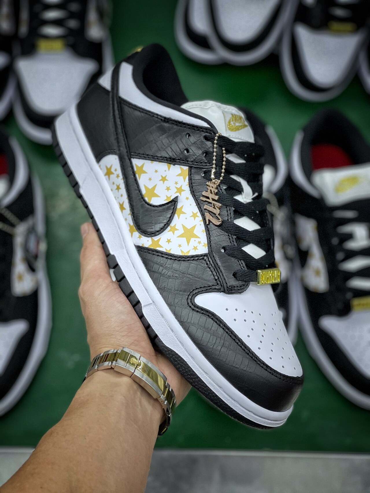  [NIKE x SUPREME] H12 나이키 X 슈프림 SB 덩크 로우 골드 스타 블랙 DH3228-102
