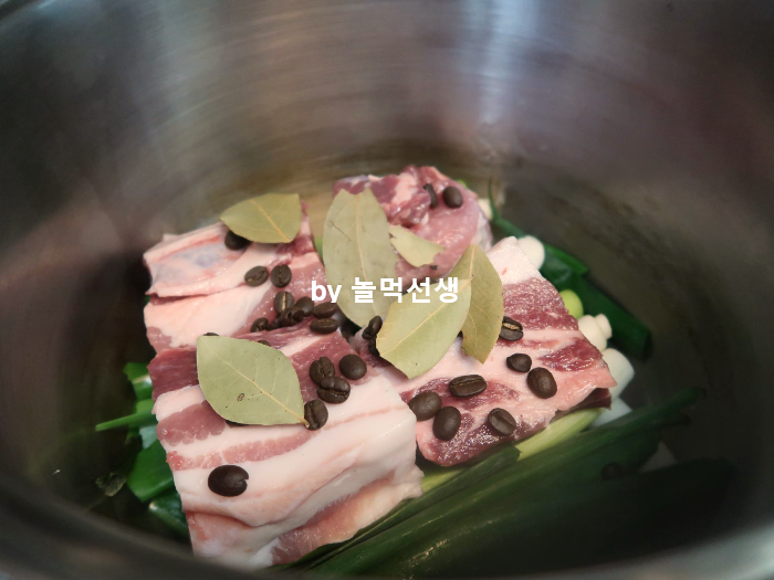  돼지보쌈 삶는법 물없이 대파 하나면 끝 !