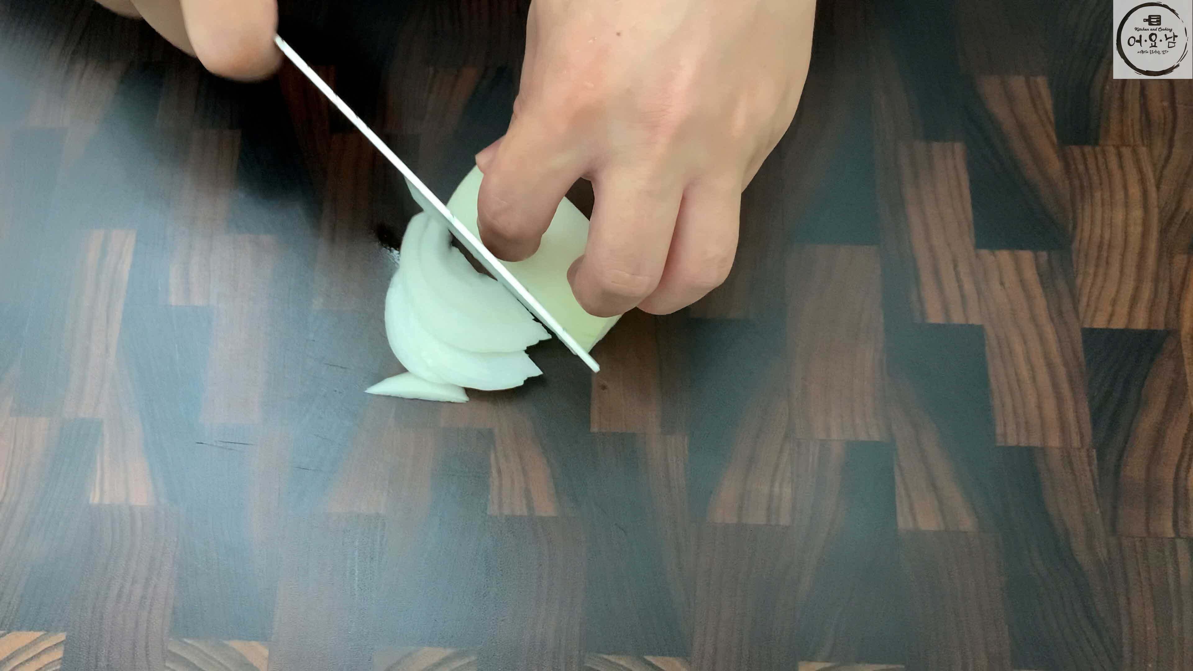 해물파래전-재료준비-양파썰기