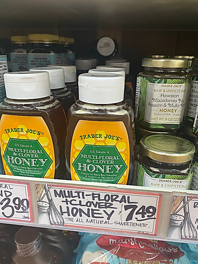 미국마트 트레이더조 에서 살 수 있는 꿀 입니다. 곰돌이 모양 꿀과 좀 더 큰 사이즈가 있으며 너무 달지 않고 적당한 당도와 묽기를 유지합니다. 