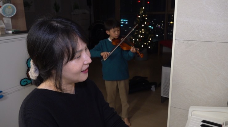 피아노-치는-아내-바이올린-연주하는-아들