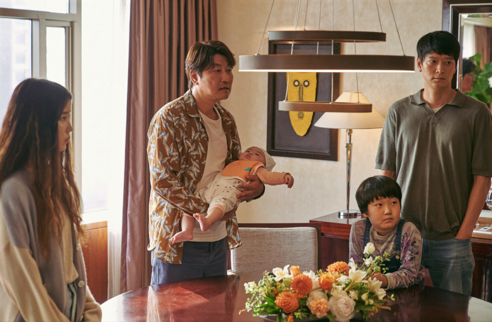 영화 브로커에서 아이유의 엄마가 됐다. (정보, 출연진, 제작사, 개봉) 16