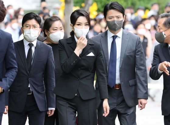  봉하 김건희 옆 '샌들녀' 코바나 전무였다..野 "그게 비선"