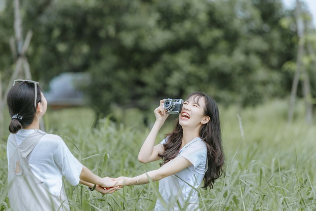 여자친구 두명이 웃으면 사진을 찍는 모습