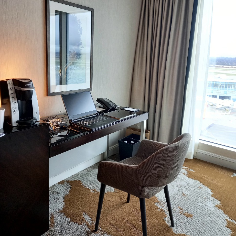  페어몽트 밴쿠버 공항 호텔에서의 자가격리 리뷰(Fairmont Vancouver Airport Hotel)