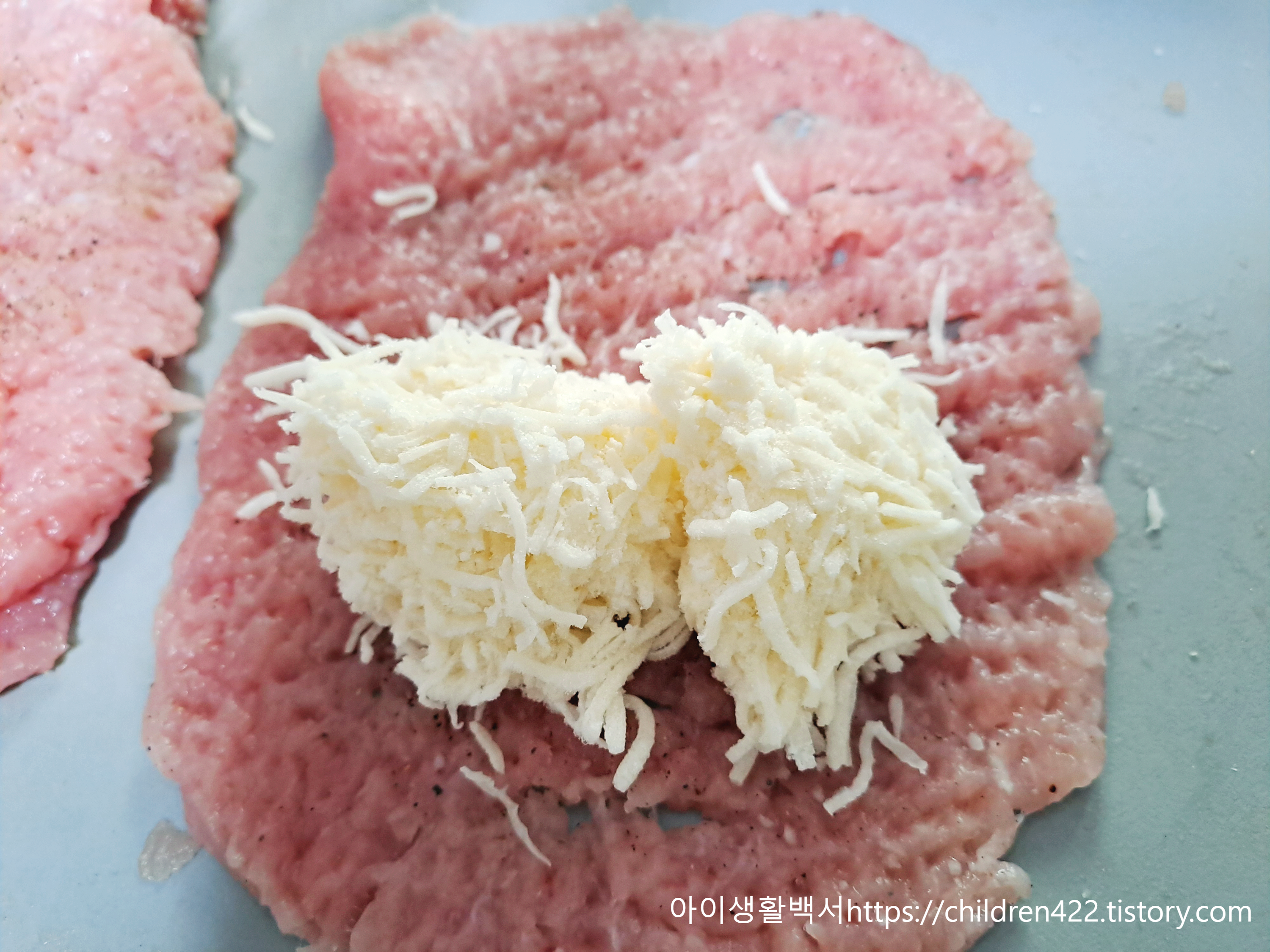 고기 안에 치즈 넣어주기