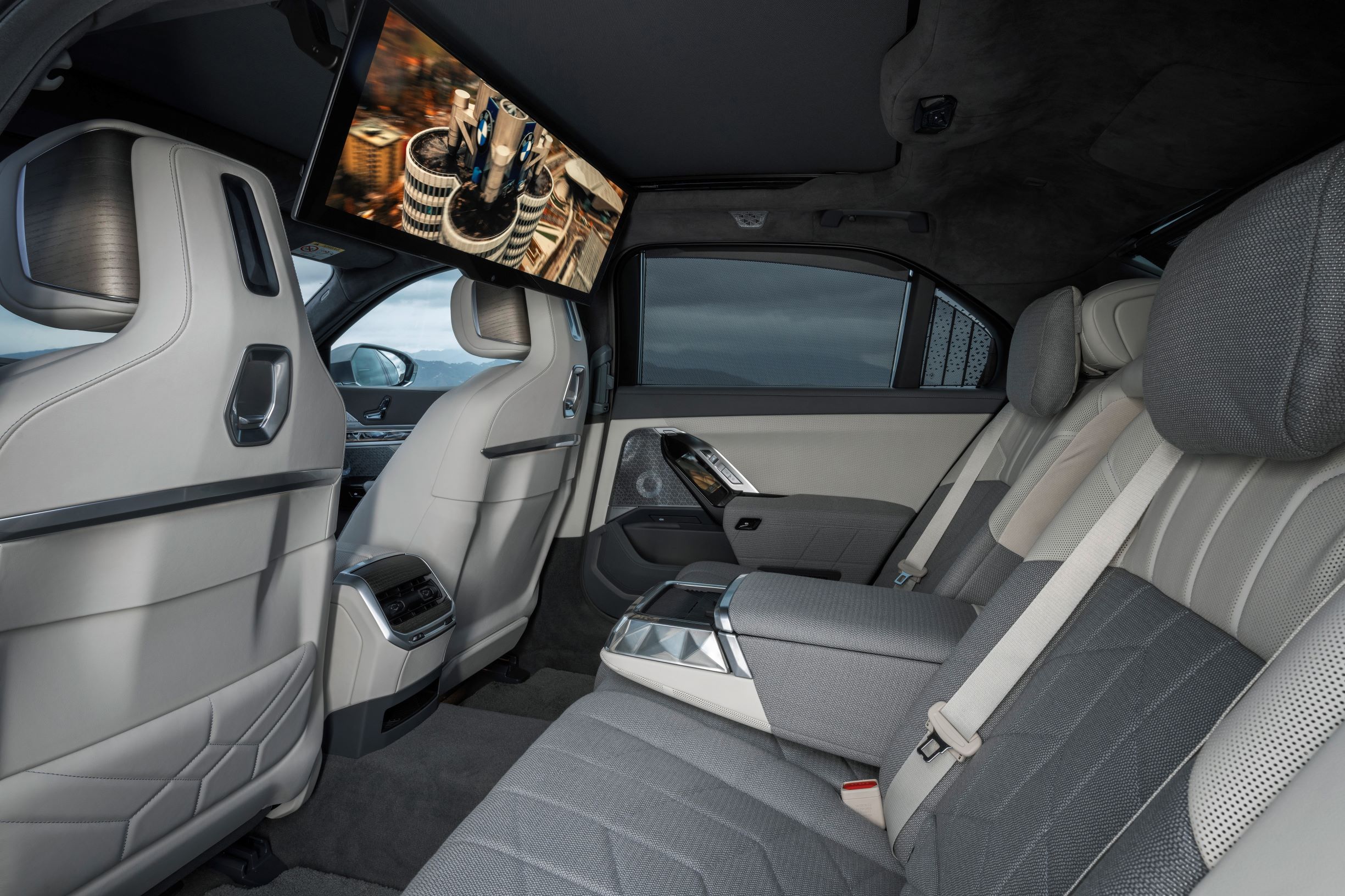 BMW 시어터 스크린이 설치된 BMW 뉴 740d xDrive의 뒷좌석