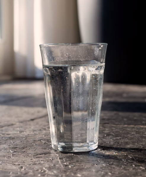 컵에 담긴 물 사진