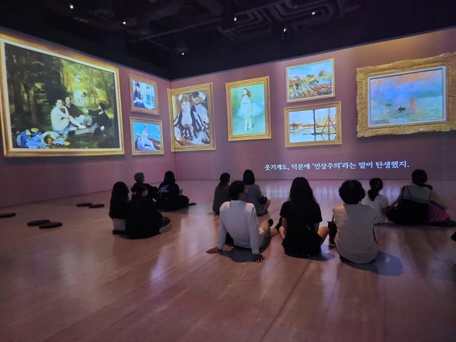 모네 인사이드 전시 챕터1.인상&#44; 모네의 한 장면. 모네의 대표작들이 액자 안에 썸네일 형태로 떠 있음. 자막에는 &#39;웃기게도&#44; 덕분에 &#39;인상주의&#39;라는 말이 탄생했지&#39;라고 쓰여 있음.