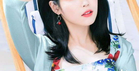  아이유 참이슬 2022년 화보 사진 / 아이유, '헉' 소리 나는 콘서트 티켓 판매액…"2회 공연 113억" (TMI 뉴스쇼)[종합] / 인천공항 아이유 . JPGIF