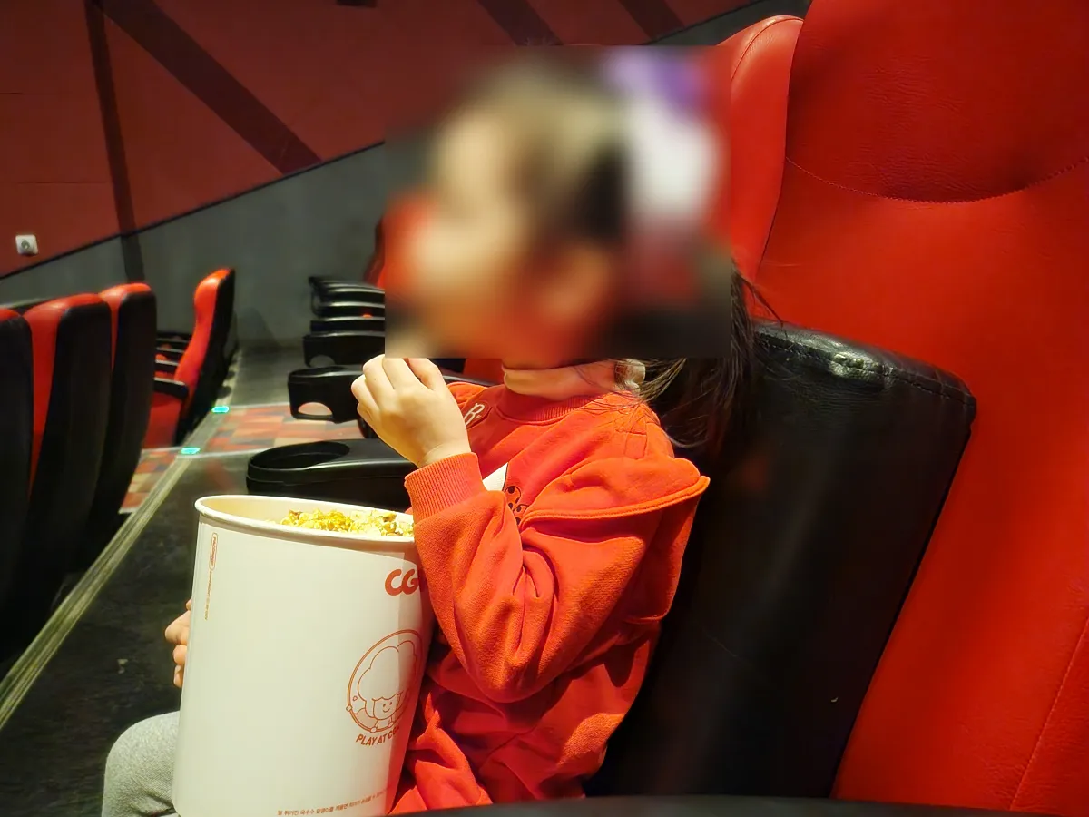 이천-CGV-유아방석-등받이로-하고-보는-아이