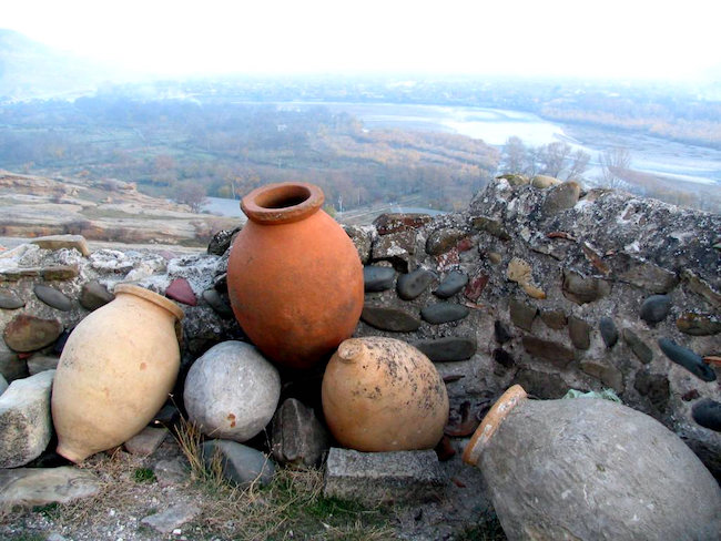 고대 조지아인들이 식품을 저장하던 크베브리(Kwevri)라는 항아리들