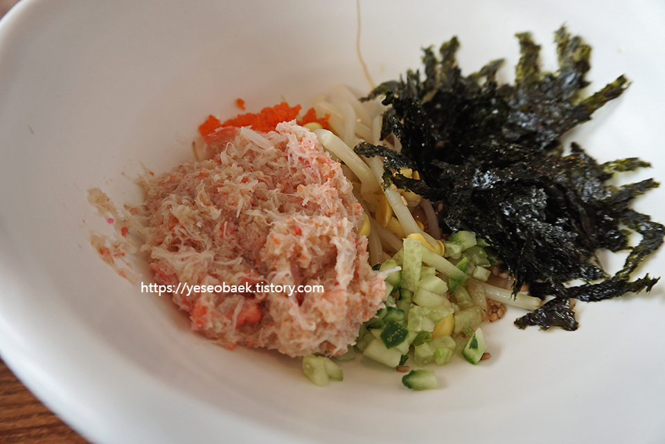 붉은 대게살 비빔밥 사진입니다.
게살과 콩나물과 오이의 아삭함과 참기름의 고소한 맛이 일품입니다.