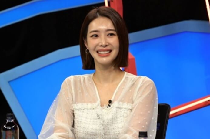 미소짓고있는-단발머리여성의모습