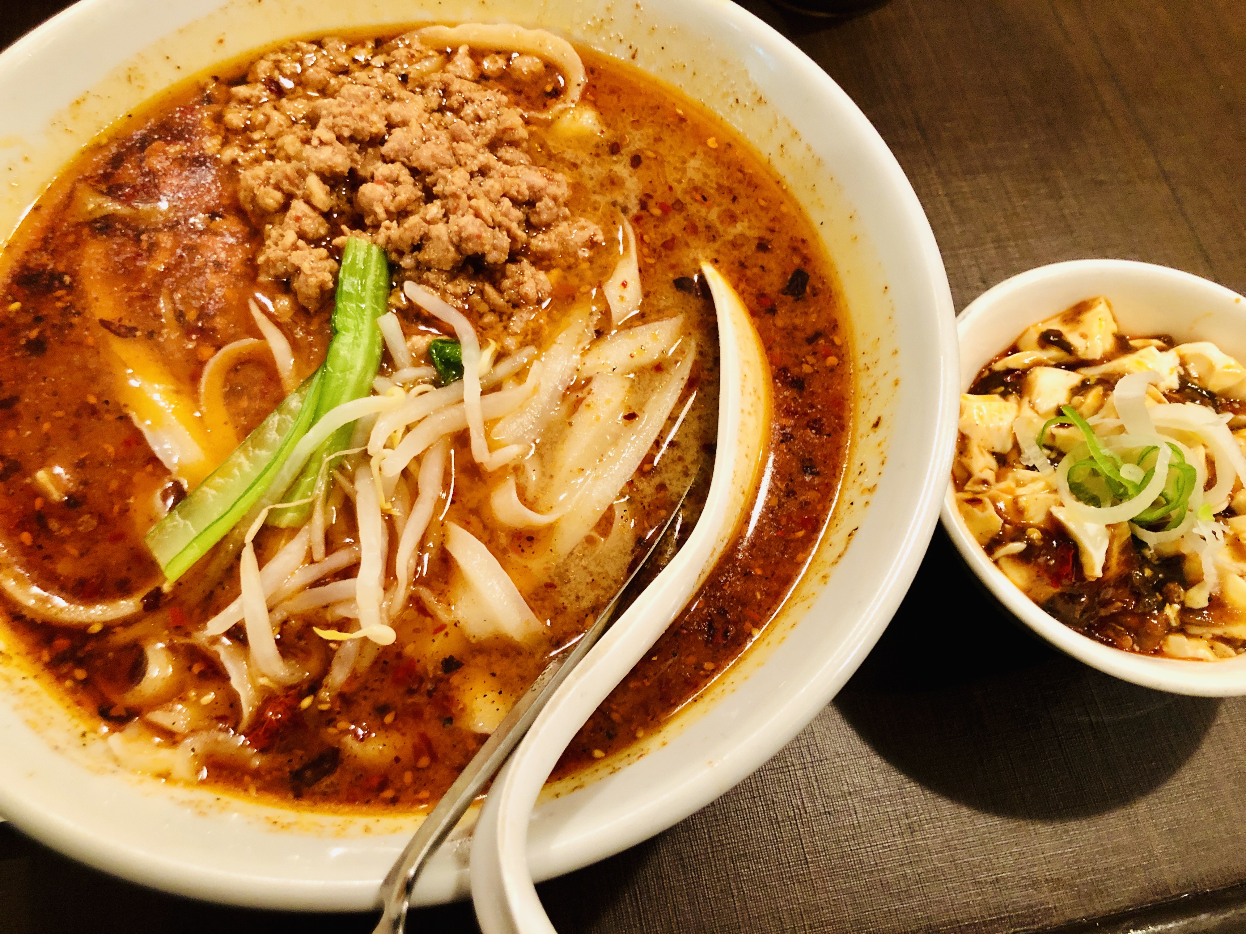 마라도삭면과 마파두부가 그릇에 담겨있는 사진