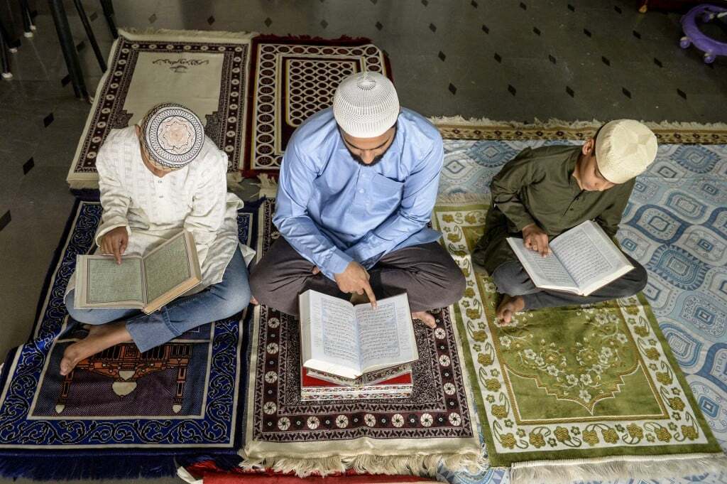 이슬람 공부를 하는 학생