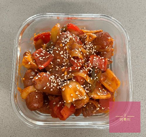 그릇에 담은 소시지 야채 볶음