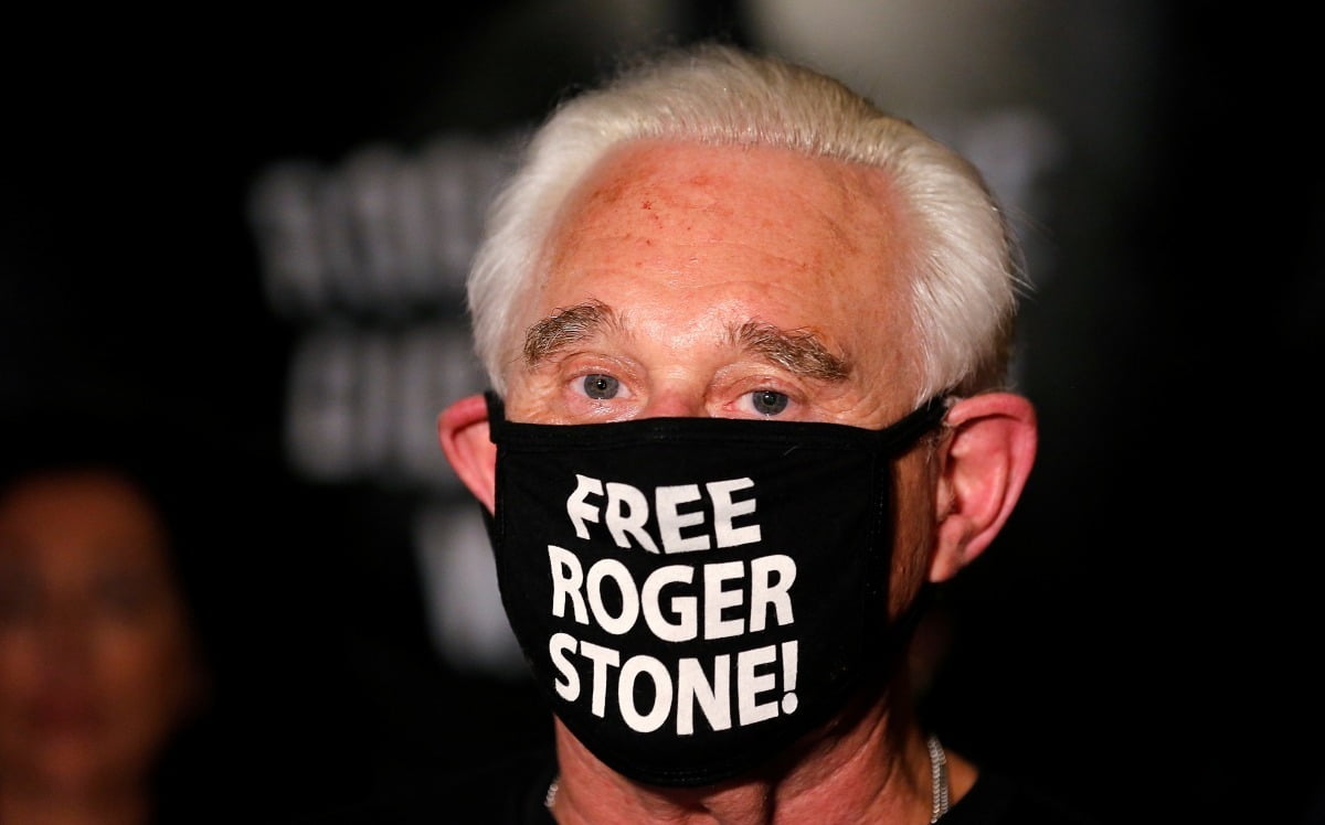 도널드 트럼프 전 미국 대통령이 2020년 7월 로저 스톤을 특별 감형하자 ‘FREE ROGER STONE’이라고 적힌 검은색 마스크와 티셔츠를 입고 자신의 의사를 전달했다.