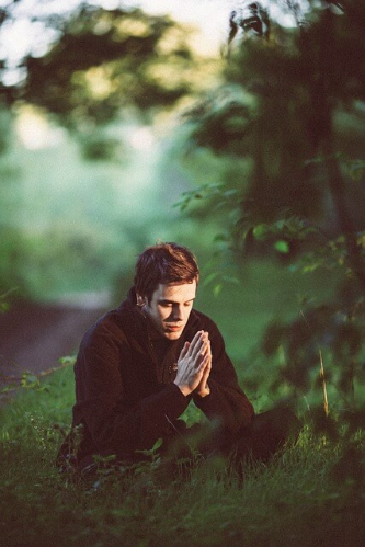 숲 속에서 기도하는 남자